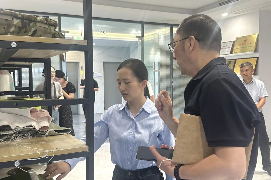 ZHHOH XIIO, anggota Komite Paménu Pamuter Partai Municadamad Mana Dasarnya, sareng Menteri Departemen Gancang, nganjang ka Polyéster pikeun Panalihan