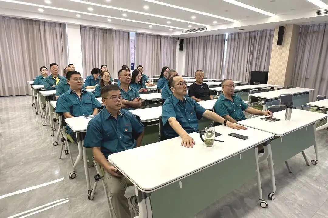 Cabang pihak polighter Changshuit dikelompokeun pikeun nonton siaran langsung dina parade militer 3 Séptémber
